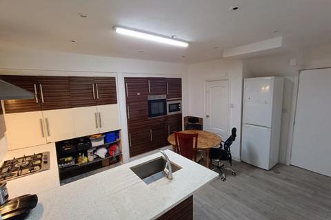 7 bedroom house share to rent, Springfield Mount, London NW9