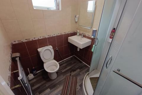 7 bedroom house share to rent, Springfield Mount, London NW9