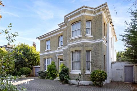 7 Farncombe Road, Worthing, BN11 2BE