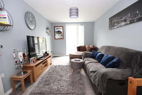 2 bedroom apartment for sale, Brackendale Court, Thackley