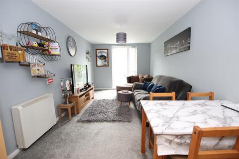 2 bedroom apartment for sale, Brackendale Court, Thackley