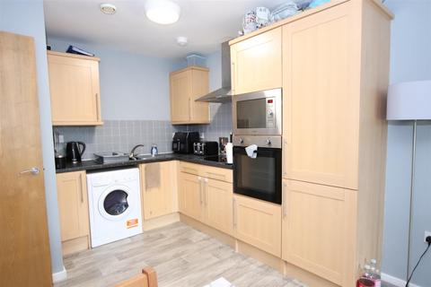 2 bedroom apartment for sale, Brackendale Court, Thackley