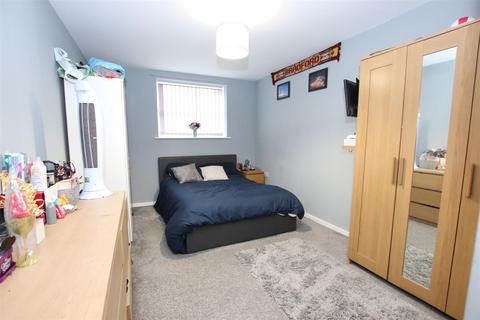 2 bedroom apartment for sale, Brackendale Court, Thackley