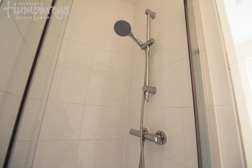 En-suite 2 shower.JPG