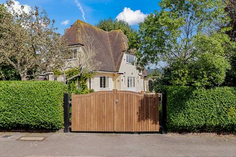 24 Harcourt Road, Folkestone, CT19 4AF