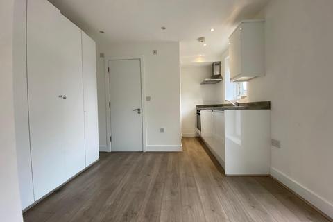 Studio to rent, Regents Park Road, London N3