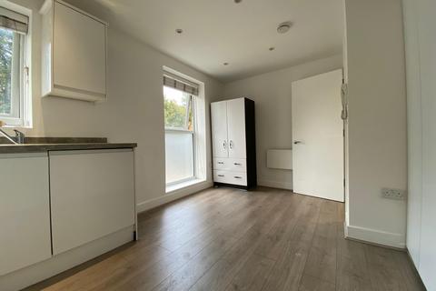 Studio to rent, Regents Park Road, London N3