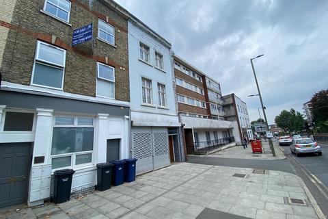 Studio to rent, Regents Park Road, London N3