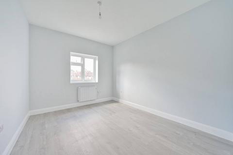 2 bedroom flat to rent, Central Road, Morden, SM4