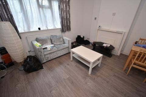 3 bedroom flat to rent, Hawes Street, N1