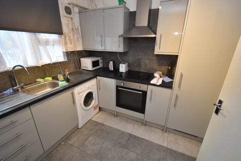 3 bedroom flat to rent, Hawes Street, N1