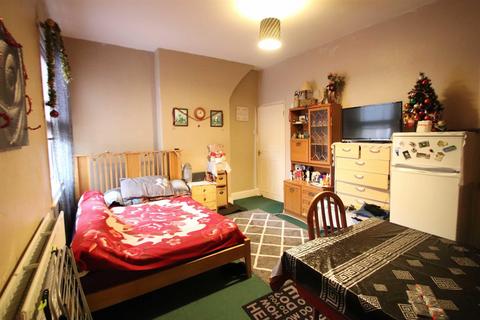 2 bedroom flat for sale, Willoughby Road, Boston