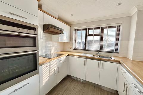 2 bedroom flat for sale, Church Hill Place, Hillborough Close, Little Common, Bexhill-on-Sea, TN39