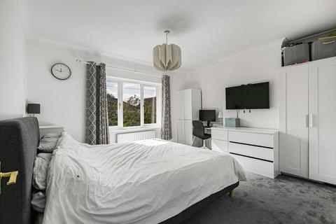 32 Sutherland Avenue, Sunbury-on-thames, TW16 6LJ