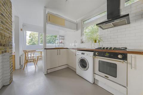 2 bedroom flat for sale, Langham House Close, Ham, Richmond