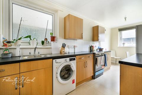 2 bedroom flat for sale, Wellington Way, London