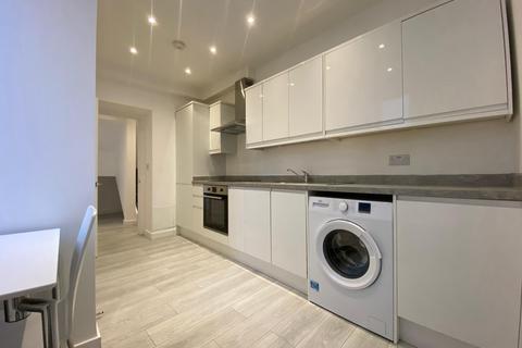 4 bedroom house to rent, Regents Park Road, London N3