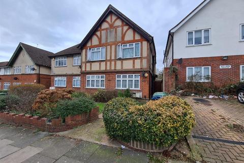 3 bedroom flat to rent, Honeypot Lane, Stanmore