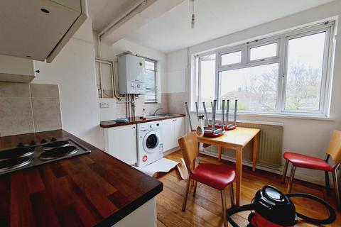 3 bedroom flat to rent, Honeypot Lane, Stanmore