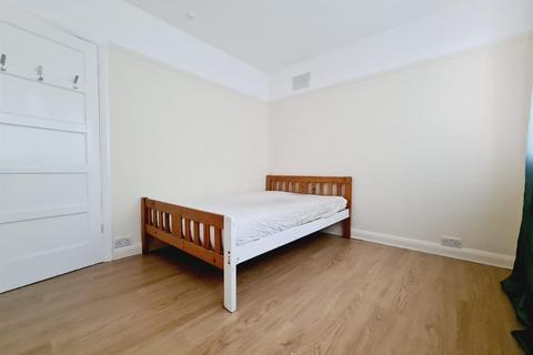 3 bedroom flat to rent, Honeypot Lane, Stanmore