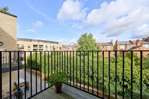 1 bedroom flat for sale, Newman Close, London, NW10 2EF