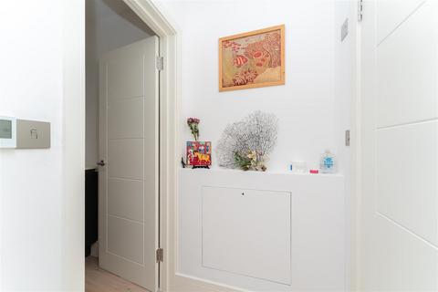 12b Golden Manor, London, W7 3EE