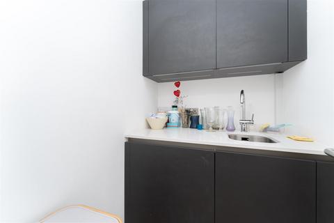 12b Golden Manor, London, W7 3EE