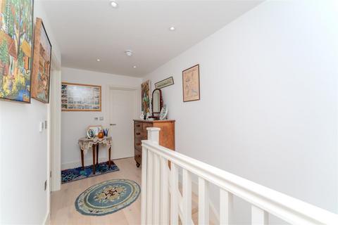 12b Golden Manor, London, W7 3EE