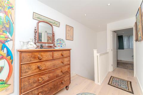 12b Golden Manor, London, W7 3EE
