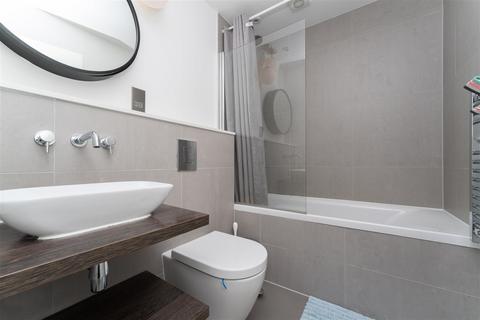 12b Golden Manor, London, W7 3EE