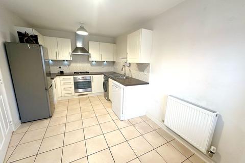 3 bedroom terraced house to rent, Saltcote Way, Bedford MK41