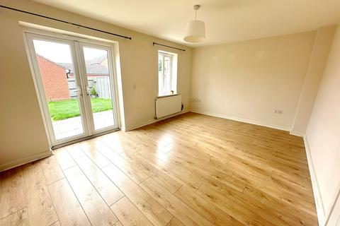 3 bedroom terraced house to rent, Saltcote Way, Bedford MK41