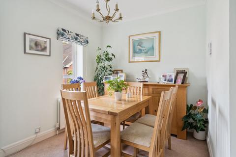 3 bedroom flat for sale, Heathbourne Road, Bushey Heath, WD23
