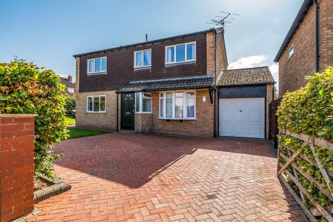 4 bedroom detached house for sale, Woodrush Close