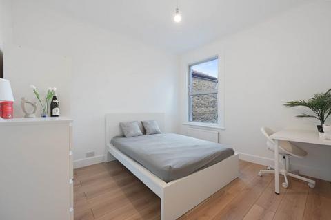 6 bedroom terraced house to rent, Corrance Road, Clapham