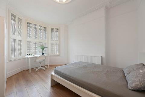 6 bedroom terraced house to rent, Corrance Road, Clapham