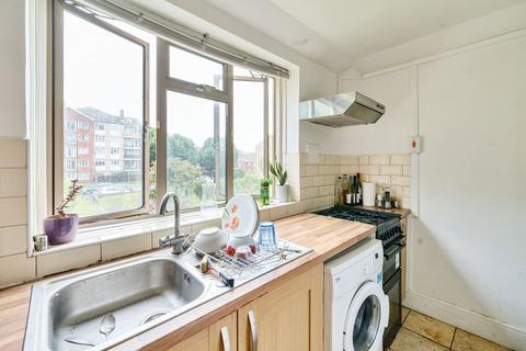 2 bedroom apartment to rent, Cooks Road, Kennington SE17