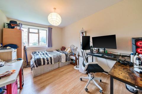 2 bedroom apartment to rent, Cooks Road, Kennington SE17