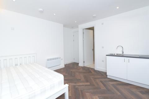 Studio to rent, Cobbold Road, London E11