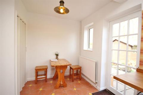 2 bedroom house to rent, Vernon Way, Guildford