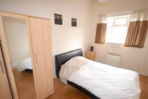 2 bedroom flat to rent, Dickenson Road, Manchester M13