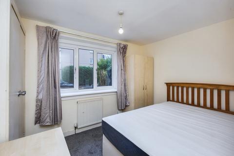 3/3 Alan Breck Gardens, EH4 7JF