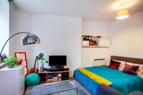 Studio to rent, Warple Way, London, W3