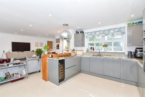 4 bedroom detached house for sale, Downs Close, Headcorn, Kent