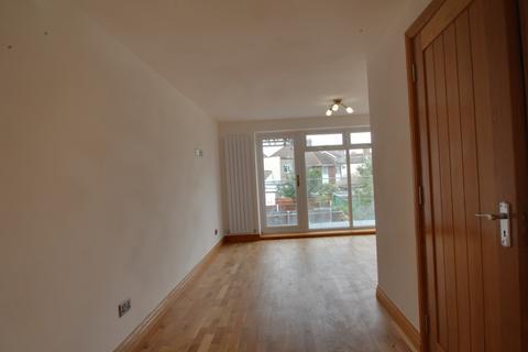 2 bedroom apartment to rent, Hanworth Road, Hounslow TW3