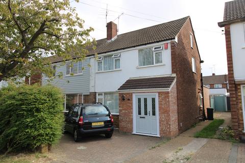 4 bedroom semi-detached house to rent, Pinewood Way, Hutton CM13