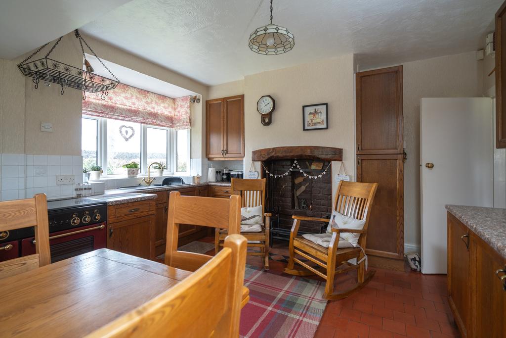 Kitchen 2 new.jpg