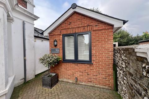 3 bedroom detached bungalow to rent, College Road, Eastbourne BN21