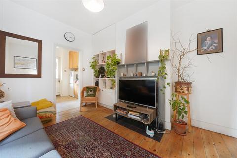 2 bedroom flat for sale, Queenstown Road, SW8