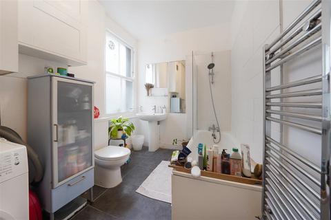 2 bedroom flat for sale, Queenstown Road, SW8